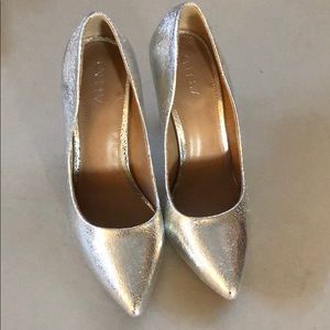 Silver metallic pumps